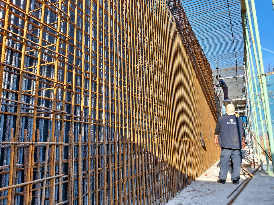 Equipo de Coelba trabajando junto a una armadura vertical